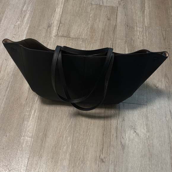 Sleek Black Leather Tote Bag - Picture 2 of 6